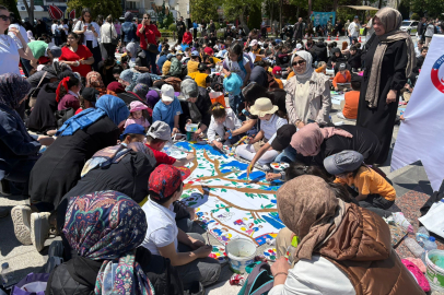Sincan'da 2 bin 200 öğrenci sanat festivalinde 50 metrelik dev brandayı boyadı
