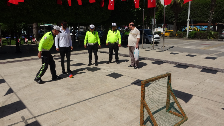 Adana'da polisten 'alkol gözlüğü' testi Vatandaşlar hem düşündürdü, hem eğlendirdi 2