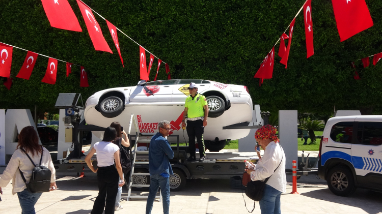 Adana'da polisten 'alkol gözlüğü' testi Vatandaşlar hem düşündürdü, hem eğlendirdi 3