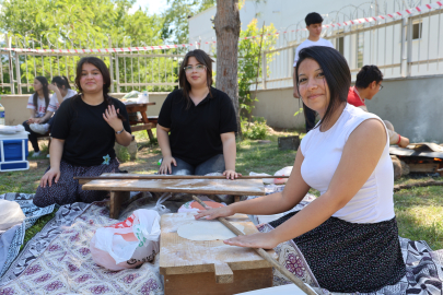 Adanalı liselilerden renkli şenlik: Okula şalvarla gelip sıkma yaptılar