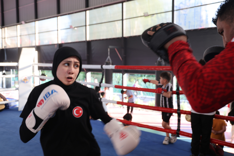 Azranur Çetin 2026 Gençlik Olimpiyat Oyunları biletini kaptı Adanalı boksör Senegal yolcusu 2