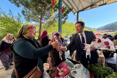 Feke’de Anneler Günü sürprizi: Başkan Özen pazarda kadınlara çiçek dağıttı