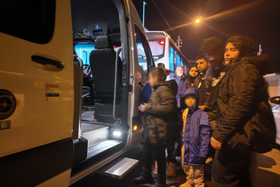 Foça’da yarı batık botta can pazarı: 1 çocuk yaşamını yitirdi, 43 kişi kurtarıldı