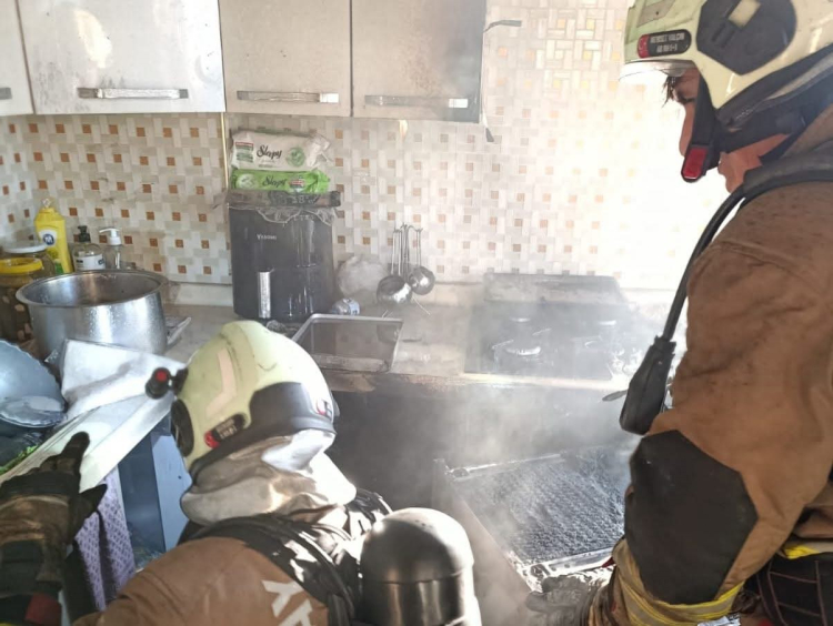 Hatay Arsuz'da apartman dairesinde çıkan yangın itfaiye ekiplerince söndürüldü 2