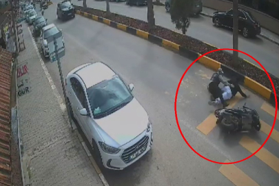 Hatay'da korkutan kaza: Devrilen motosikletteki 2 kişi yaralandı