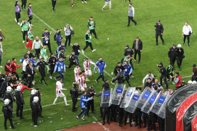 TFF 3. Lig Play-Off’ta gerilim zirvede: 2 kırmızı kart çıkan maçta sahadan polis kontrolünde çıktılar