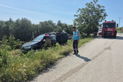 Arsuz'da korkutan kaza: Akçalı Mahallesi'nde otomobil şarampole devrildi