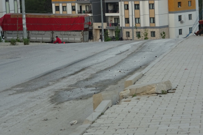 Antakya'da asfaltı parçalayan iş makinesine vatandaşlar sert tepki gösterdi
