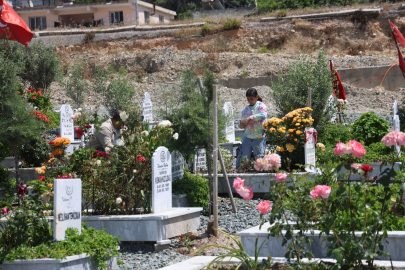 Hatay'da Anneler Günü'nde deprem mezarlığında hüzünlü ziyaret