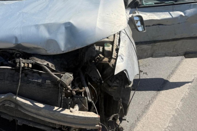İskenderun'da bariyerlere çarpan otomobilin sürücüsü yaralandı