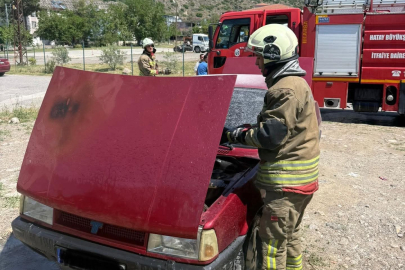 İskenderun'da seyir halindeki otomobil alev alev yandı