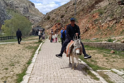 Kayseri'nin Homurlu Şelalesi'nde okul harçlığı için eşek turu başlattı