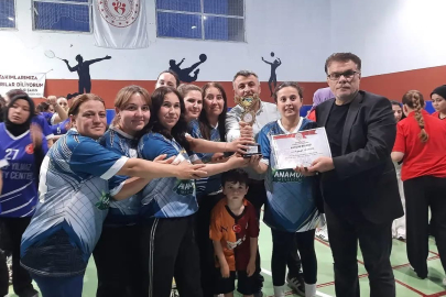 Mersin'de anneler Anneler Günü için voleybol sahasında buluştu