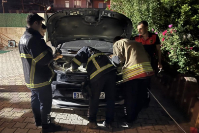 Antakya’da itfaiyeden şefkat eli: Motora sıkışan kedi kurtarıldı