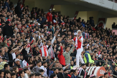 Antalyaspor tribünlerinin efsane ismi! “Gandalf Dede” 46 yıldır tribünleri coşturuyor