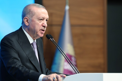 Cumhurbaşkanı Erdoğan’dan yeni anayasa mesajı: “Cumhur ile cumhuriyet arasındaki dikenli telleri söküp attık”