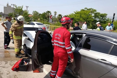 Dörtyol'da iki otomobil kafa kafaya çarpıştı: 2 yaralı