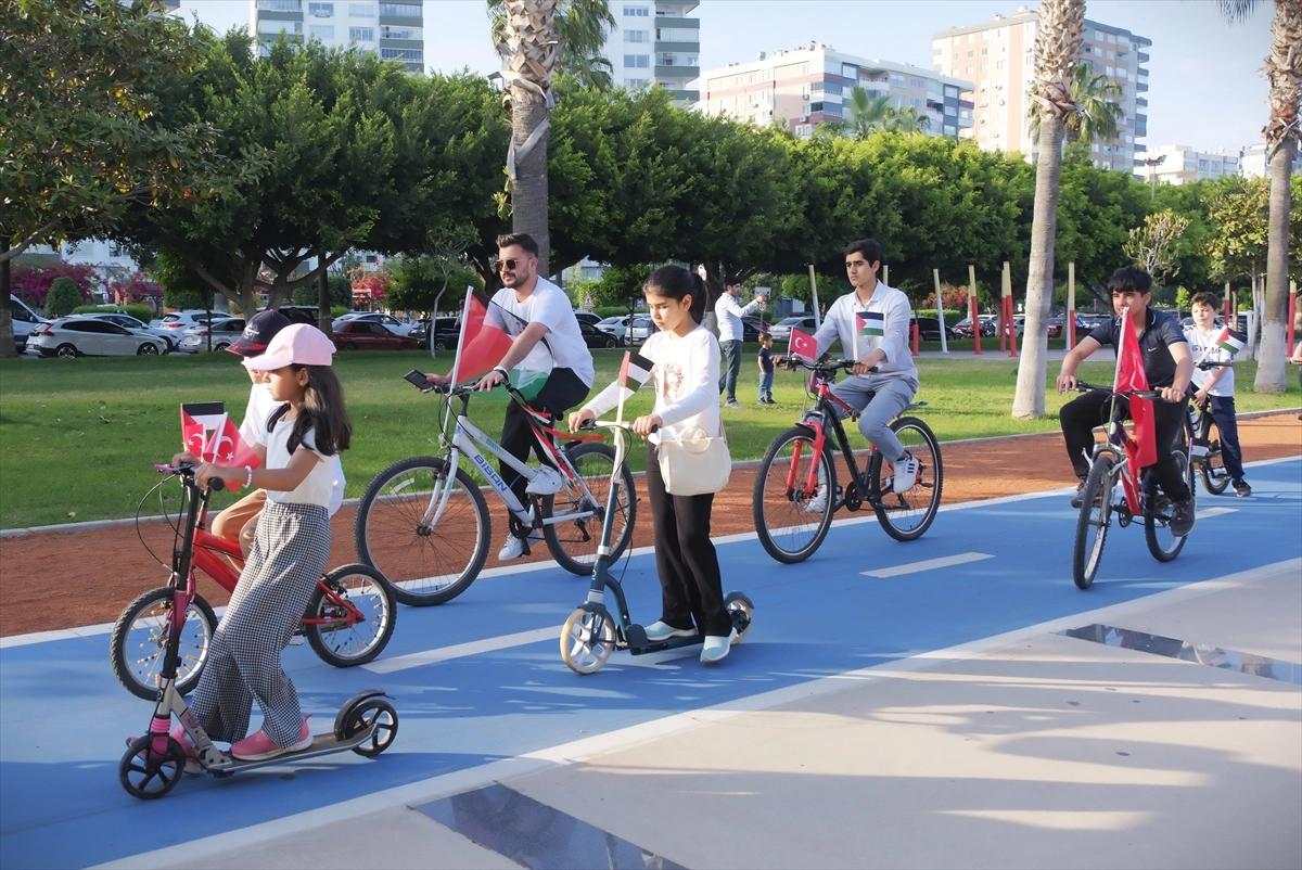 Mersin'de bisikletliler Küresel Sumud Filosu'na destek için pedal çevirdi