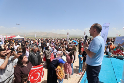Niğde’de Anneler Günü coşkusu: Dev uçurtmalar ve gül takdimiyle unutulmaz şenlik