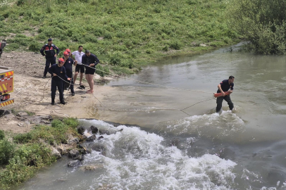 Ceyhan Nehri'nde mahsur kalan vatandaşları itfaiye ekipleri kurtardı