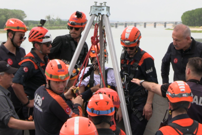 Edirne'de gerçeği aratmayan tatbikat: Meriç Nehri'nde taşkın provası