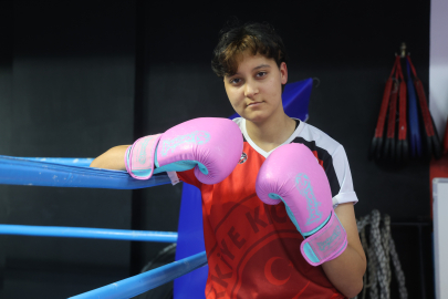 Reyhanlı’da kick boksta şampiyon oldu, gözünü dünyaya dikti
