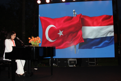 Antalya’da Hollanda Kral Günü kutlandı! Karsu Dönmez’e Kraliyet Nişanı verildi