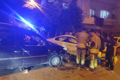 Hatay İskenderun'da otomobil ile hafif ticari araç çarpıştı: 4 yaralı