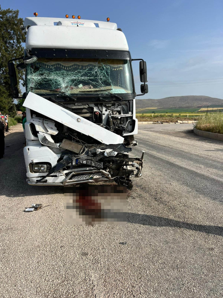 Hatay Kırıkhan'da traktör ile tır çarpıştı 80 yaşındaki sürücü hayatını kaybetti 2