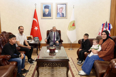Kahramanmaraş’ta gururlandıran kare: 14 yaşındaki Yusuf yere düşen bayrağı böyle kurtardı