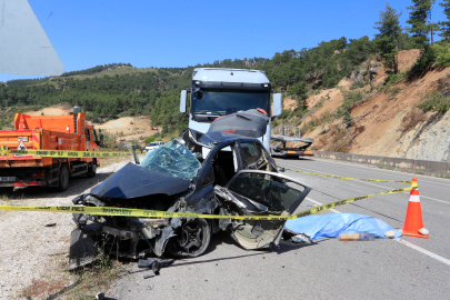Mermer yüklü tırla kafa kafaya çarpışan otomobildeki çift hayatını kaybetti