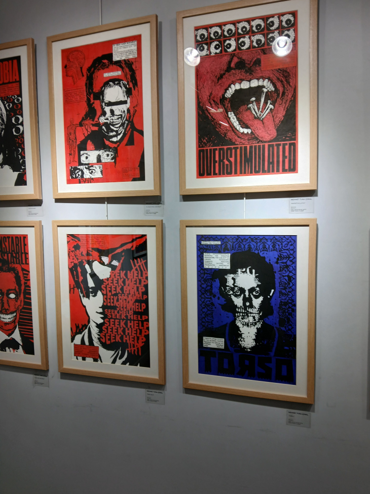 Adana – Ressamlar Derneği Salime Kaman Sanat Galerisi’nde, Çukurova Üniversitesi  öğrencilerinden Mehmet Tuna Çoral, Ahsen Şahin, Hakan Dinç 08.05.2026 günü resimlerini sergileriler.  Sergiyi, resamların arkadaşları, davetliler izlediler, beğenilerini sundular. Üç başarılı ressamın sergilediği tabloları izliyorum. Her biri birbirinden değerli, güzel, sıcak renklerle örülmüş yapıtlar bunlar. Ahsen Şahin’in, tabloları daha çok karikatür izlenimi veriyor. İşte bak şurada bir  kişi  oltasını klozete daldırmış, balık tutacak!… Bir izleyici de Ahsen’in tabloları karşısında durmuş, imrenerek bakıyor… Kim bilir belki kendisi de böyle şeyler yapmayı düşünüyordur! Tablolar sıcak renk tonlarıyla oluşturulmuş, çizimler oldukça estet, fırça çekişler yerinde; lekelemelerle tamamlanıyor yapıtlar… Mehmet Tuna’nın tabloları grafike edilmiş portreleri içeriyor. Her birisi konuşuyor gibi canlandırılmış; renklendirmelere, çizimlere önem verilmiş, ilgiyi topluyor. Hakan Dinç, soğuk renkleri kullanarak, lekelere yer vererek, açık ve koyulukla ünlülerin portrelerini canlandırmış. Atatürk, Nazım, Hikmet, Barış Manço, Marily Monroe gibi.                               13.5.20026, Adana