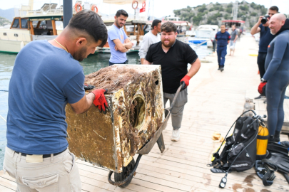 Antalya'da dip temizliğinde denizden çamaşır makinesi ve tencere gibi atıklar çıktı