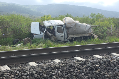 Hemzemin geçitte korkutan çarpışma: Tren kamyonete çarptı, yaralılar var