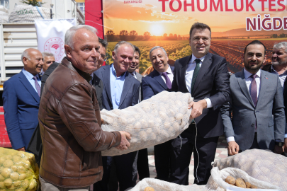 Niğde'de milli tarım hamlesi: 12 üreticiye 60 ton yerli patates tohumu hibe edildi