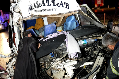 Tarım işçilerini taşıyan minibüs tıra çarptı: 4’ü ağır 12 yaralı