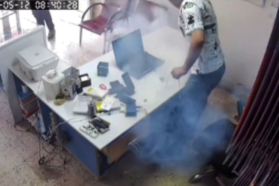 Telefon tamircisinin korku dolu anları: Batarya patladı, kendini dışarı zor attı