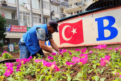 Akdeniz’de bahar temizliği: Parklara 50 bin çiçek ve 500 gül fidesi