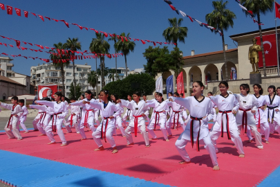 Mersin'de Gençlik Haftası kutlamaları Cumhuriyet Meydanı'nda başladı