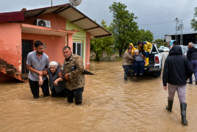 Osmaniye'de sel baskını: Evinde mahsur kalan yaşlı kadın tahliye edildi