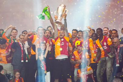 Şampiyon Galatasaray kupasını aldı
