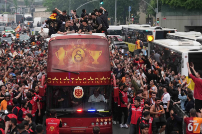 Şampiyon Galatasaray üstü açık otobüsle şehir turu attı