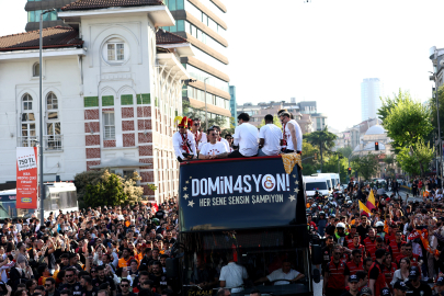 Şampiyon Galatasaray üstü açık otobüsle şehir turu attı