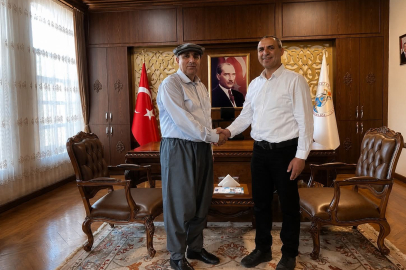 Silifke Kaymakamı Abdullah Aslaner şalvar giyip kasket taktı, çiftçilerin gününü kutladı
