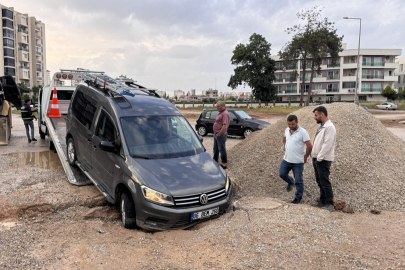 Adana’da yağmur sonrası oluşan çukur aracı yuttu