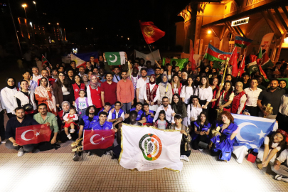 Adana’da Gençlik Haftası fener alayıyla kutlandı