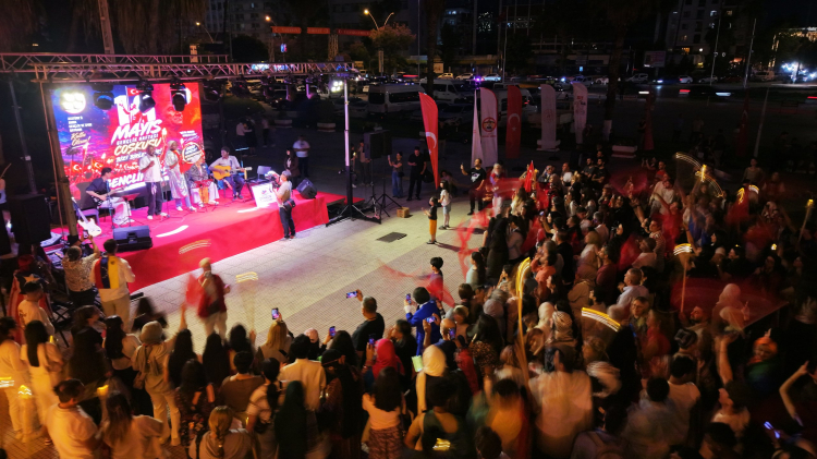 Adana’da Gençlik Haftası fener alayıyla kutlandı