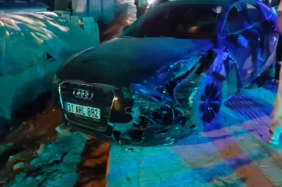 Samandağ’da çevre yolunda zincirleme kaza: SUV devrildi, 2 sürücü yaralandı