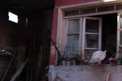 Akdeniz'de mahalleliyi bezdiren "çöp ev" operasyonu: Tonlarca katı atık iş makineleriyle tahliye edildi