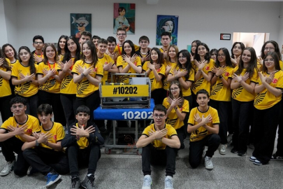 Lise öğrencilerinden oluşan robot takımı başarısı: ABD'de yapılacak dünya şampiyonası bileti aldılar